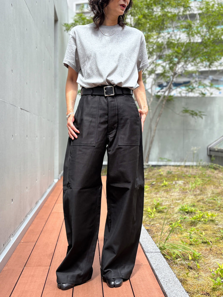 HYKE / BACK SATIN BARREL-LEG PANTS / BLACK / 13412 /