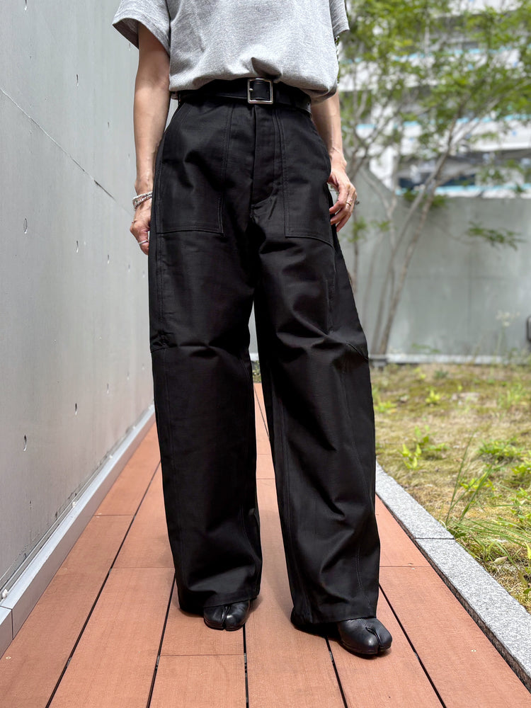 HYKE / BACK SATIN BARREL-LEG PANTS / BLACK / 13412 /