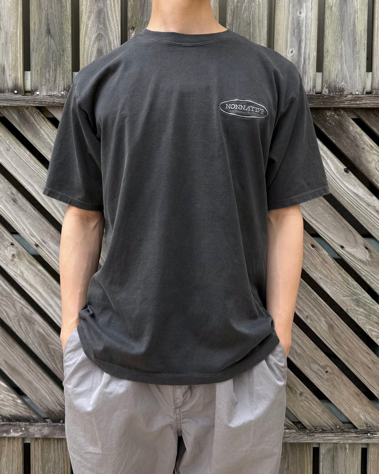 nonnative / DWELLER S/S TEE "NONNATIVE - 1" / CHARCOAL / NN-T4801