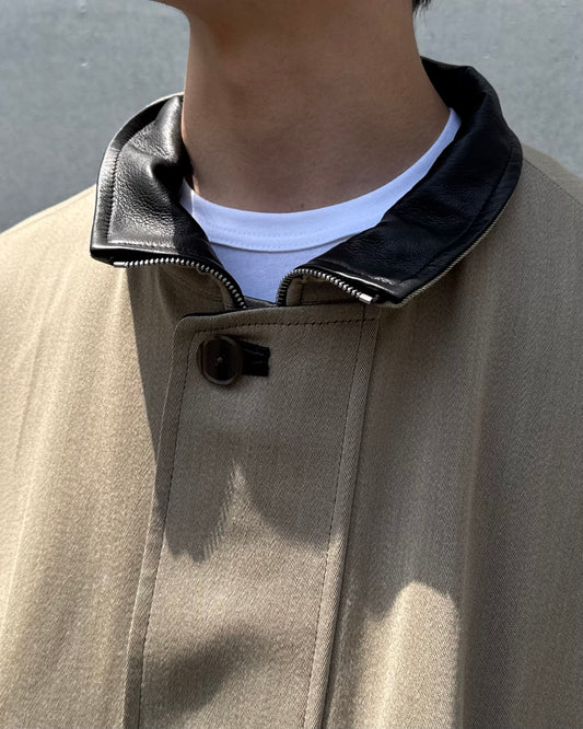 AURALEE / REVERSIBLE WOOL TWISTTED TWILL / SHEEP LEATHER HALF COAT / KHAKI BEIGE CHAMBRAY × BLACK / A26AC01AN