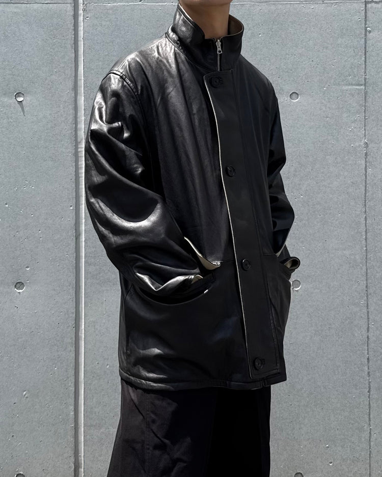 AURALEE / REVERSIBLE WOOL TWISTTED TWILL / SHEEP LEATHER HALF COAT / KHAKI BEIGE CHAMBRAY × BLACK / A26AC01AN