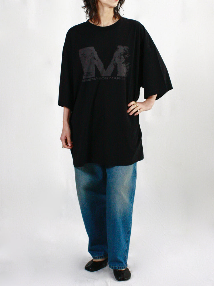 MM⑥  Maison Margiela / オーバーサイズMプリント TEE / BLACK / SH0GC0048S24312-134