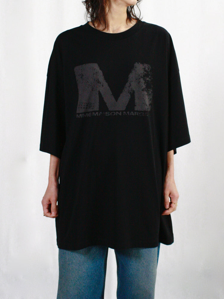 MM⑥  Maison Margiela / オーバーサイズMプリント TEE / BLACK / SH0GC0048S24312-134