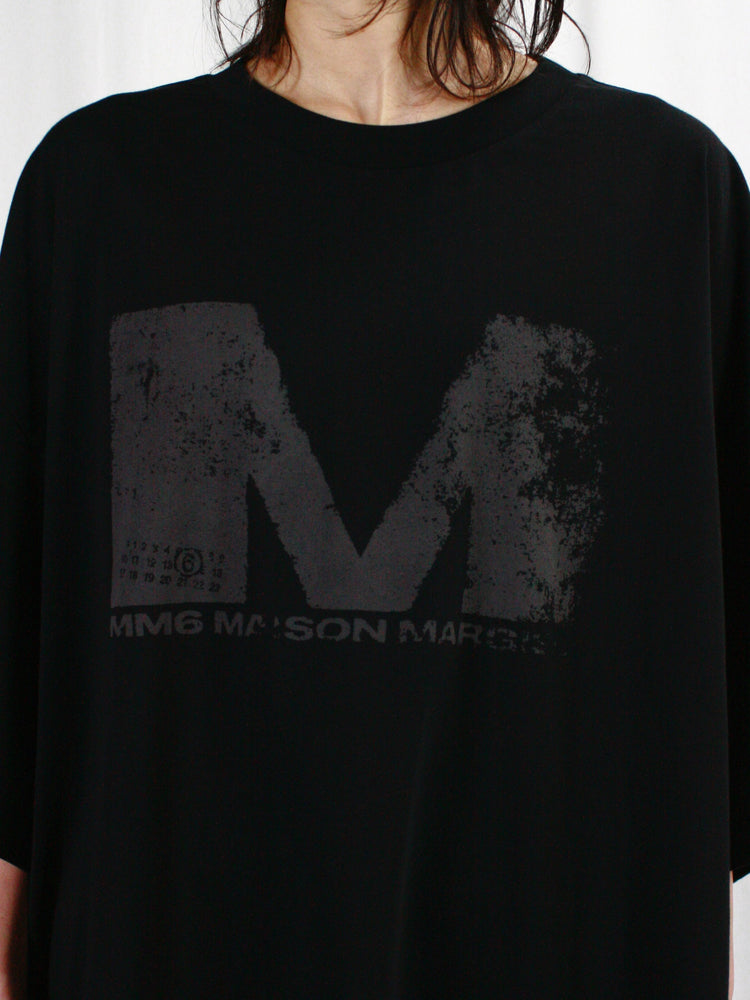 MM⑥  Maison Margiela / オーバーサイズMプリント TEE / BLACK / SH0GC0048S24312-134