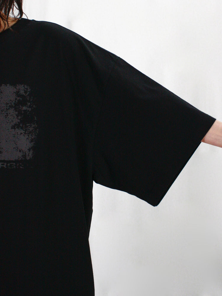 MM⑥  Maison Margiela / オーバーサイズMプリント TEE / BLACK / SH0GC0048S24312-134