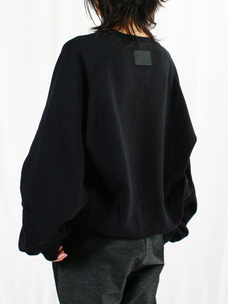 COGTHEBIGSMOKE / LEILA WIDE CUFF SWEAT SHIRT  / BLACK / 12101-109-1206-1