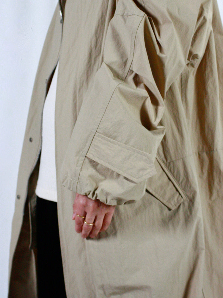 ASTRAET / ナイロン ジップ ステンカラーコート UNISEX / BEIGE / 5425-199-0263