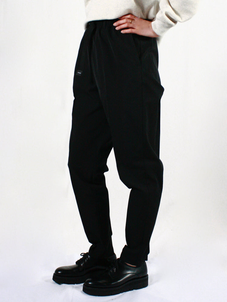 HYKE / TASLAN TWILL TAPERED PANTS / BLACK / 13337