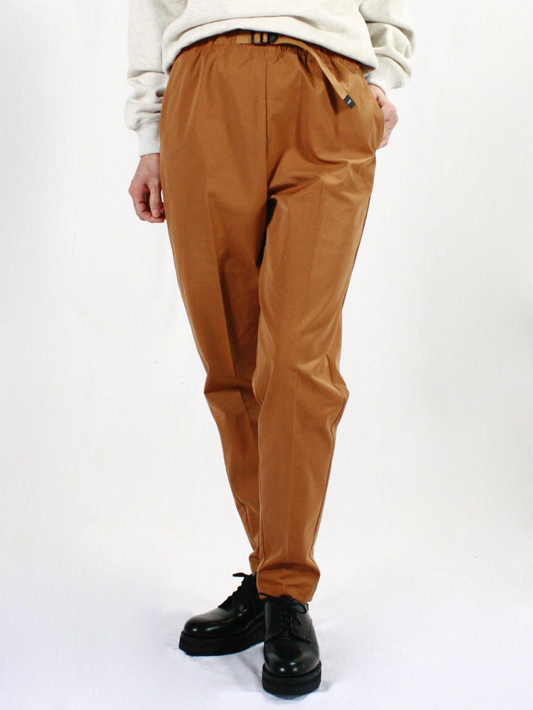 HYKE / TASLAN TWILL TAPERED PANTS / CAMEL / 13337