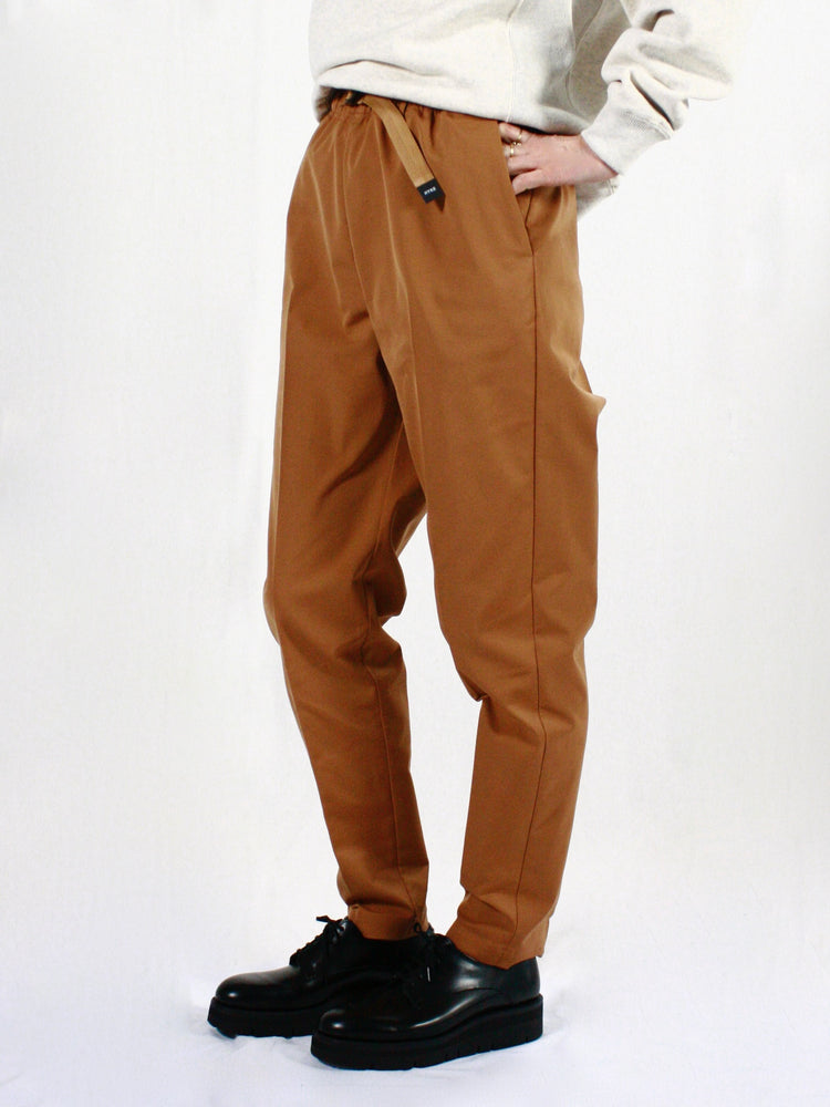 HYKE / TASLAN TWILL TAPERED PANTS / CAMEL / 13337