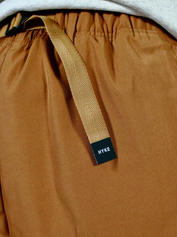 HYKE / TASLAN TWILL TAPERED PANTS / CAMEL / 13337