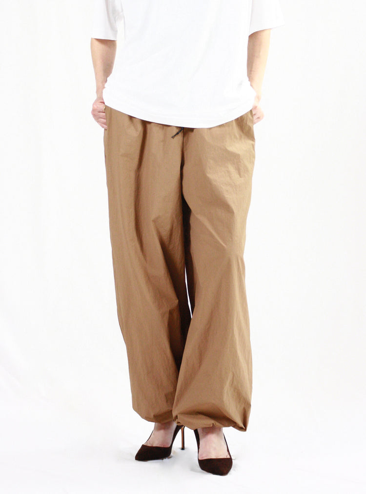 ASTRAET / ナイロンワイドトラックパンツ / MID BROWN / 5422-199-0441