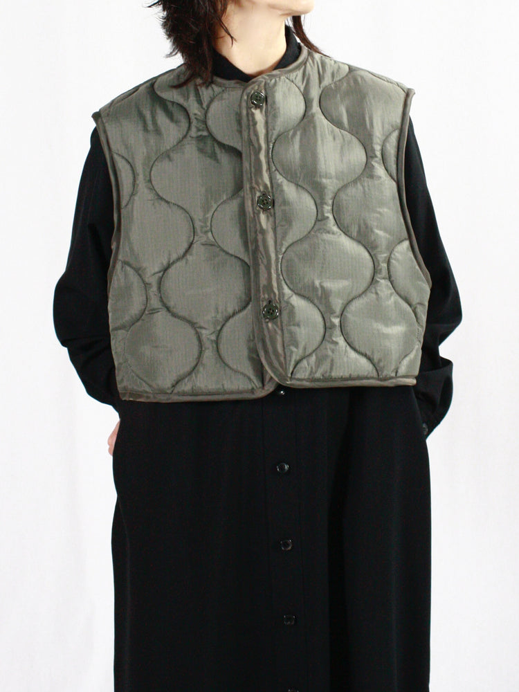 HYKE / QUILTED CROPPED VEST / OLIVE DRAB / 17487