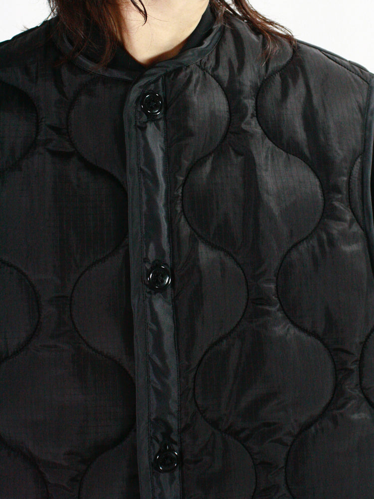 HYKE / QUILTED CROPPED VEST / BLACK / 17487