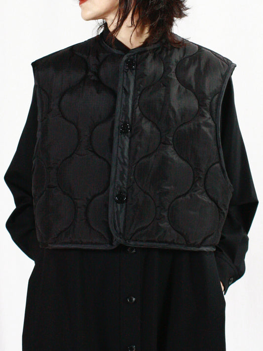 HYKE / QUILTED CROPPED VEST / BLACK / 17487