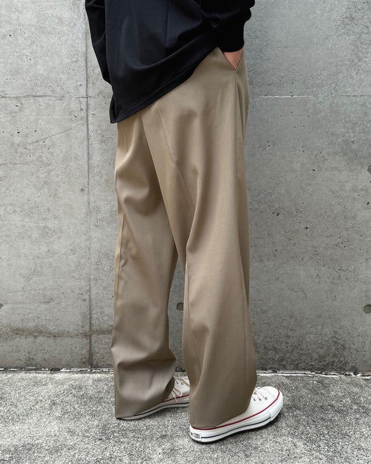 AURALEE / LIGHT WOOL MAX GABARDINE TWO-TUCK SLACKS / KHAKI CHAMBRAY / A25AP03MG