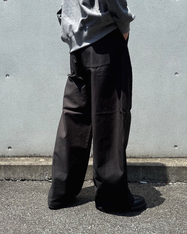 HYKE / BACK SATIN BARREL-LEG PANTS / BLACK / 13350