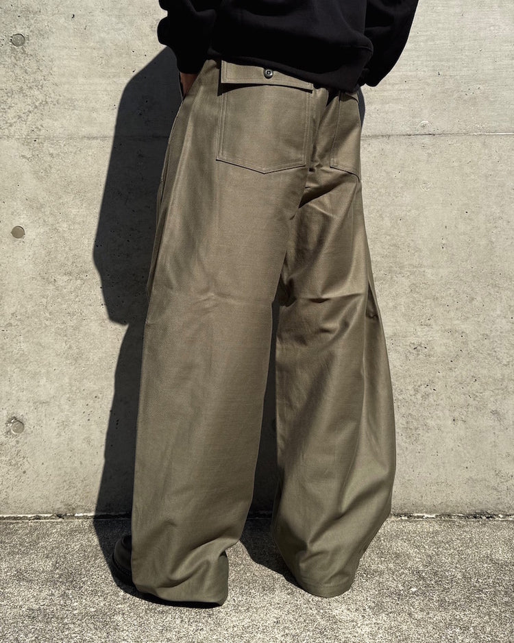 HYKE / BACK SATIN BARREL-LEG PANTS / OLIVE DRAB / 13350